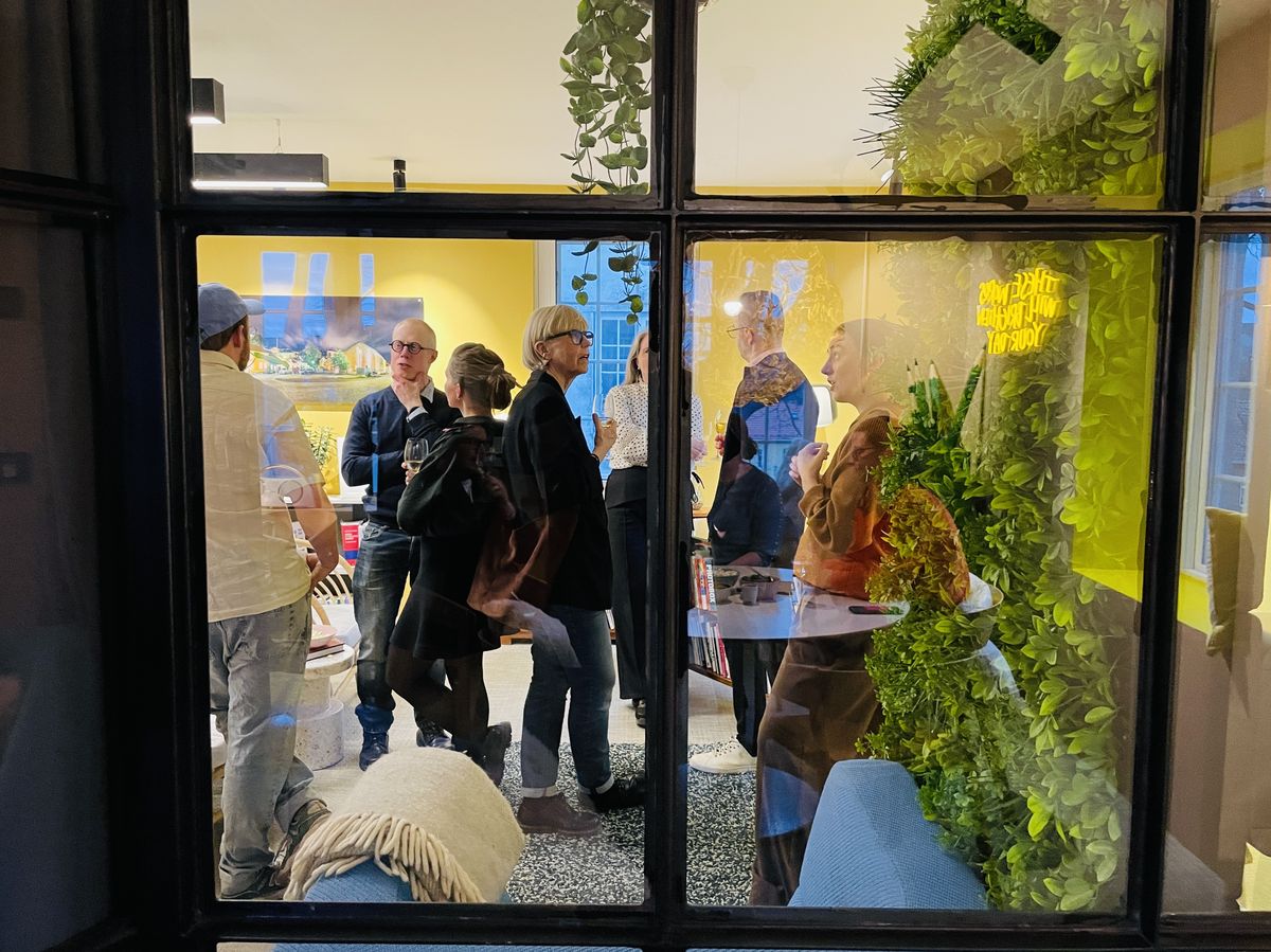 Folk i Brighten-lokalet sett gjennom glassveggen