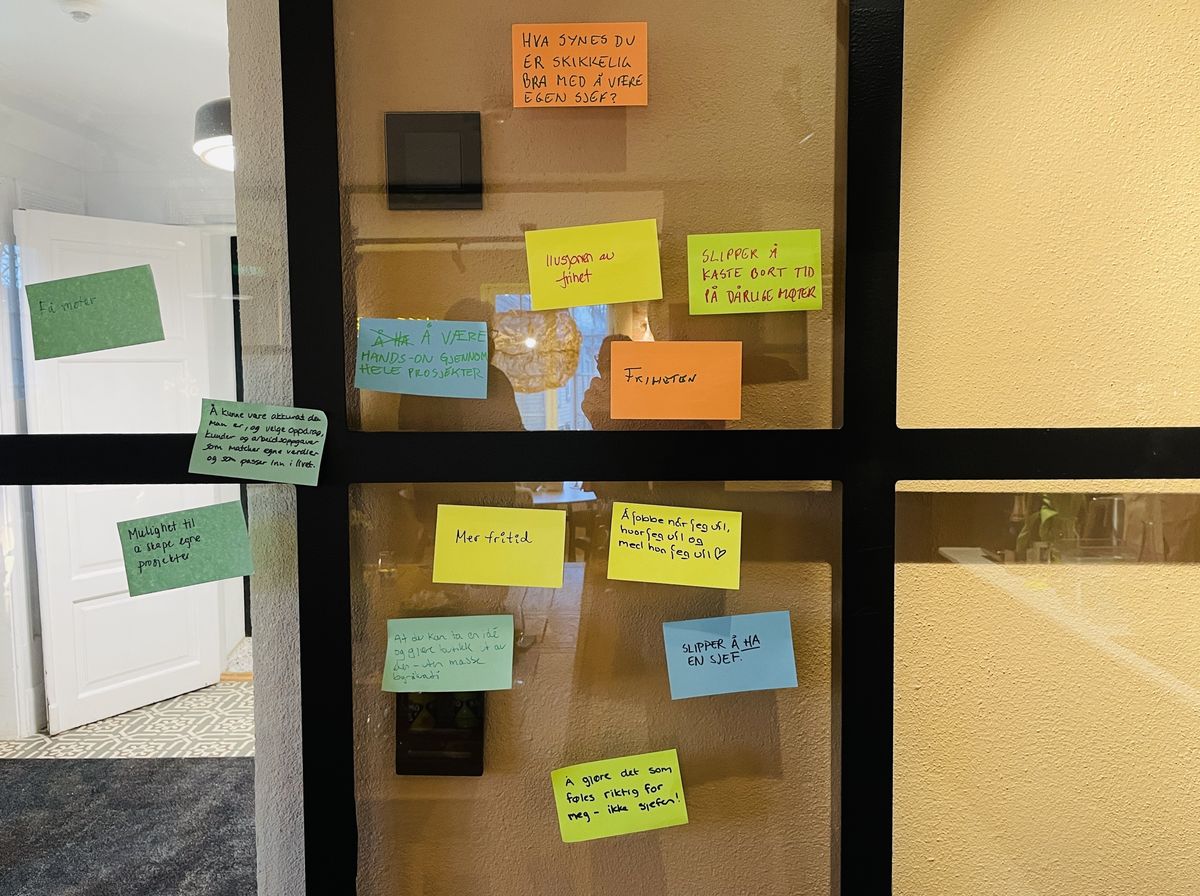 Post-its med tanker om å være sin egen sjef