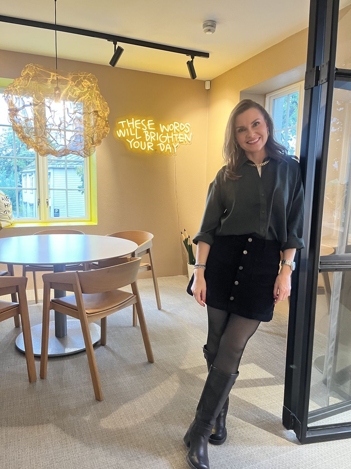 Brighten kontor med neonskilt